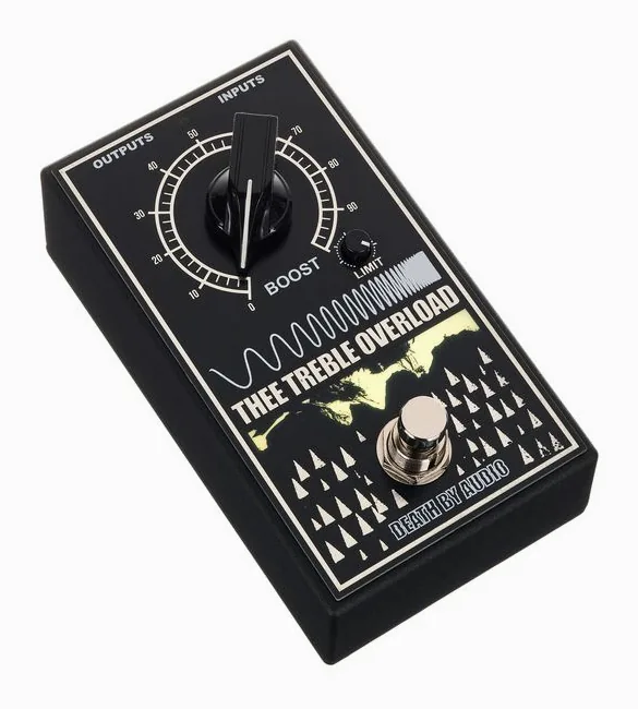 Death by Audio Thee Treble Overload Booster, footswitch in primo piano
