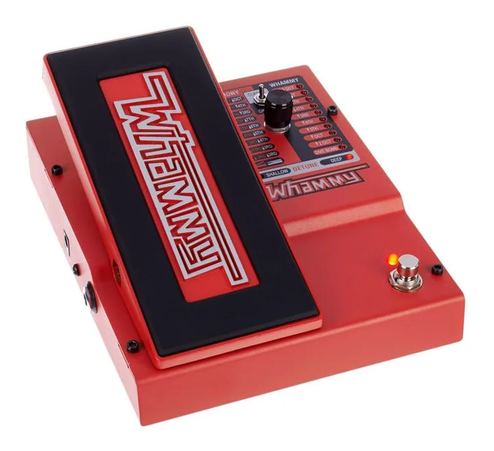 Digitech Whammy 5, footswitch in primo piano