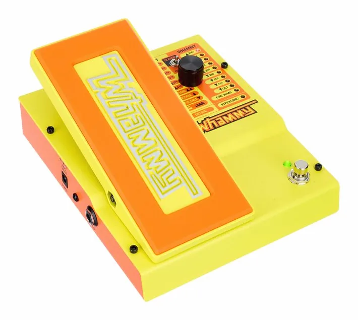 Digitech Whammy MonoNeon Signature, footswitch in primo piano