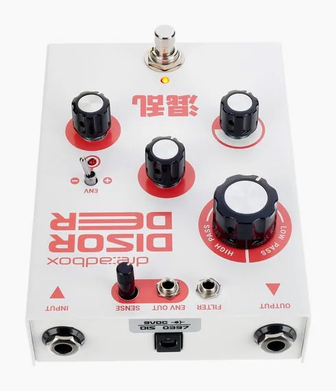 Dreadbox Disorder Fuzz, footswitch in primo piano