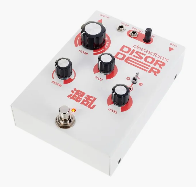 Dreadbox Disorder Fuzz inquadrato di fronte su sfondo neutro