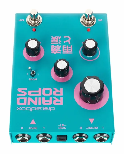 Dreadbox Raindrops Delay, Pitch, Reverb, footswitch in primo piano