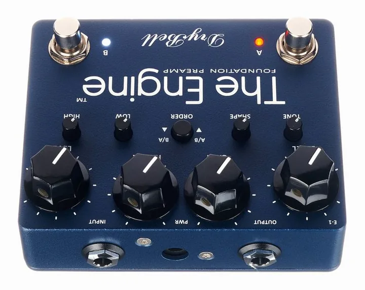 DryBell The Engine Preamp, footswitch in primo piano