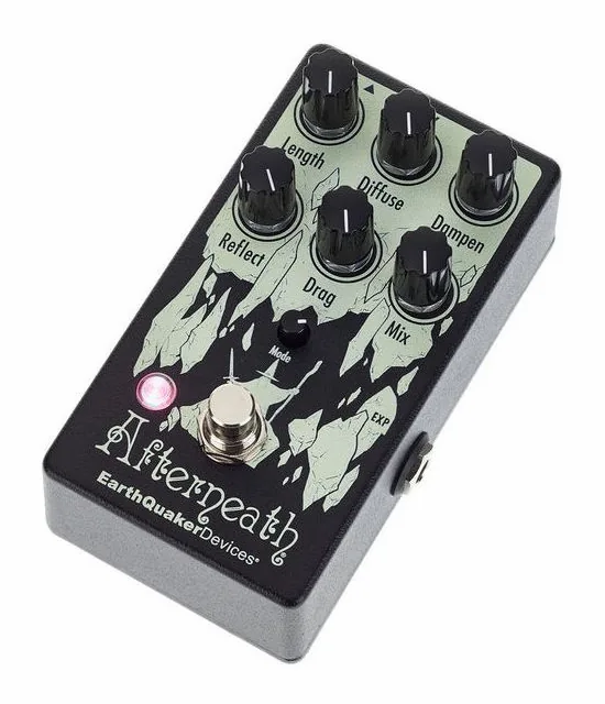 EarthQuaker Devices Afterneath V3, footswitch in primo piano