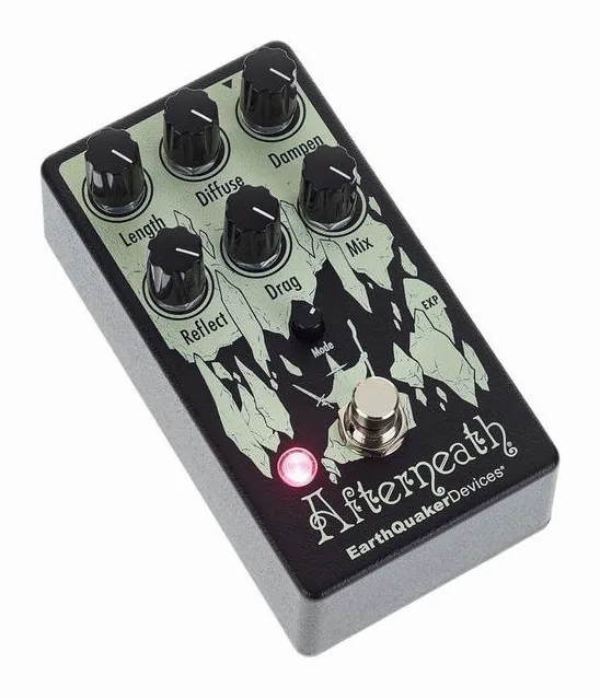 EarthQuaker Devices Afterneath V3, footswitch in primo piano