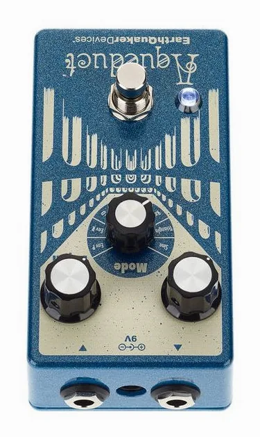 EarthQuaker Devices Aqueduct - Vibrato, footswitch in primo piano