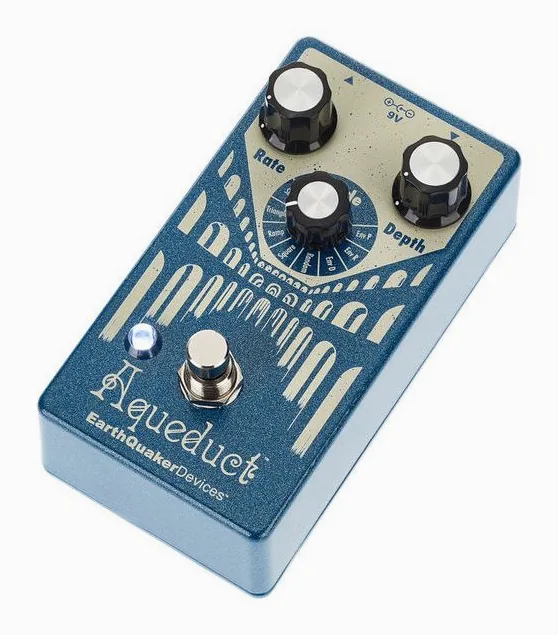 EarthQuaker Devices Aqueduct - Vibrato in primo piano frontale