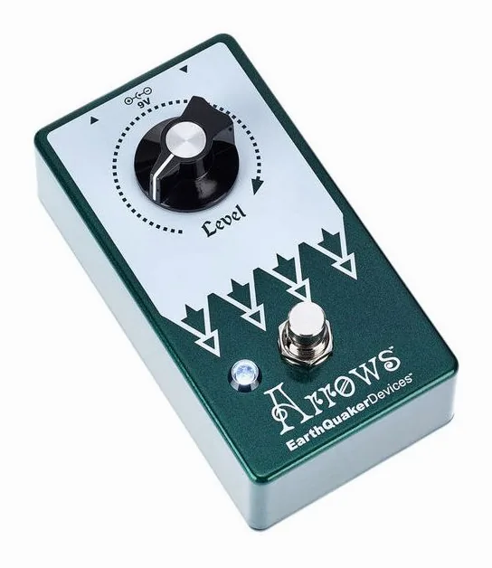 EarthQuaker Devices Arrows V2 Pre-Amp Booster, footswitch in primo piano