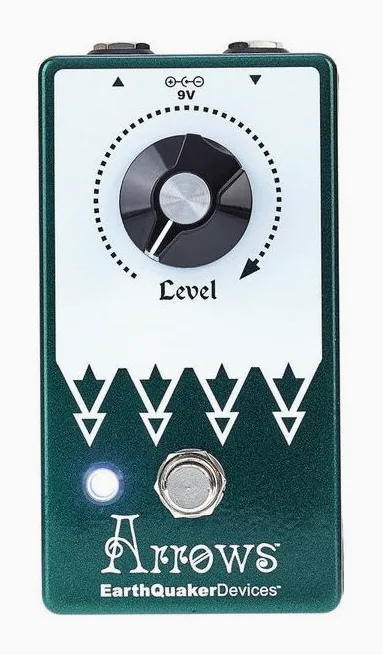 EarthQuaker Devices Arrows V2 Pre-Amp Booster, footswitch in primo piano