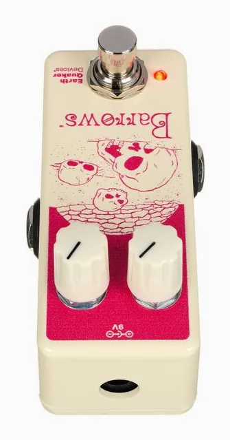 EarthQuaker Devices Barrows Fuzz Attacker, footswitch in primo piano