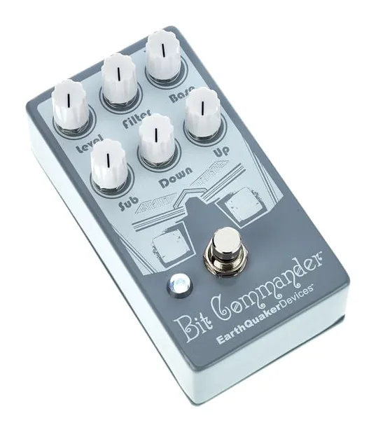 EarthQuaker Devices Bit Commander V2, footswitch in primo piano
