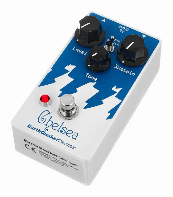 EarthQuaker Devices Chelsea - Low End Fuzz Driver inquadrato di fronte su sfondo neutro
