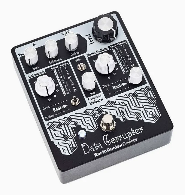 EarthQuaker Devices Data Corrupter, footswitch in primo piano