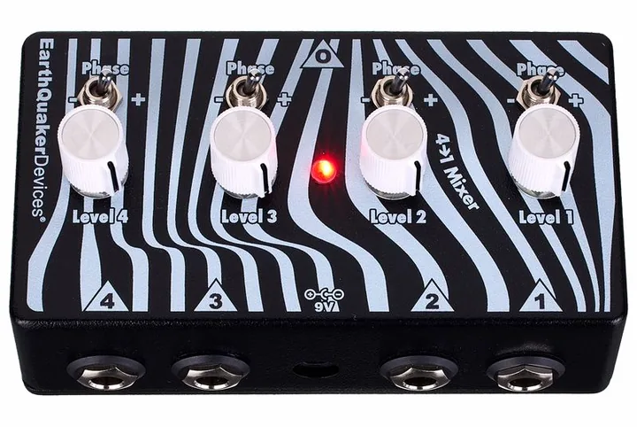 EarthQuaker Devices Four to One Mixer, footswitch in primo piano