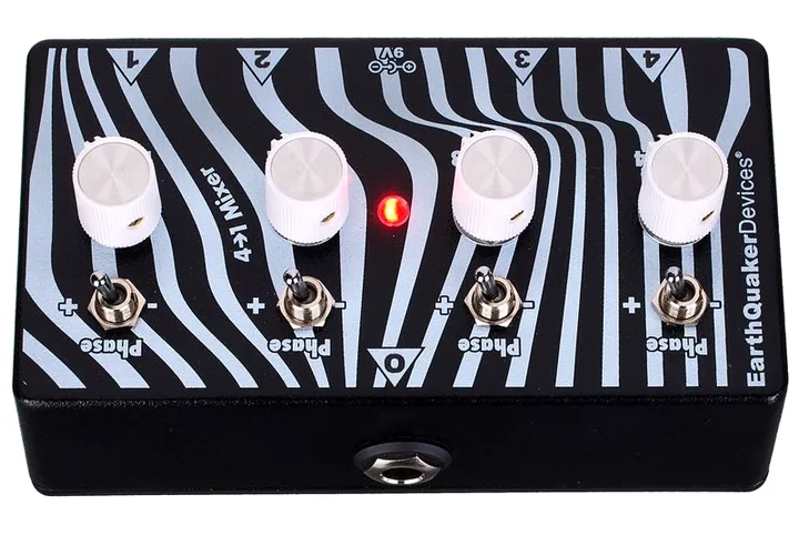 EarthQuaker Devices Four to One Mixer, connettori sul retro dell'unita