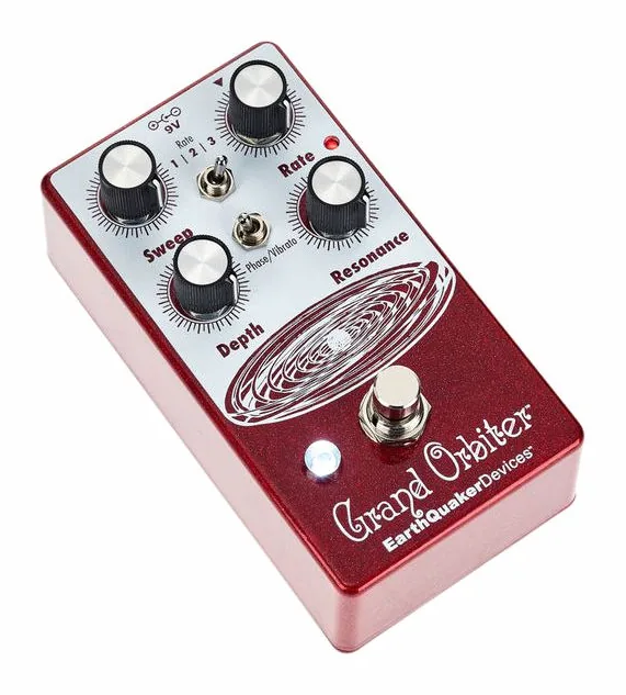 EarthQuaker Devices Grand Orbiter V3, footswitch in primo piano