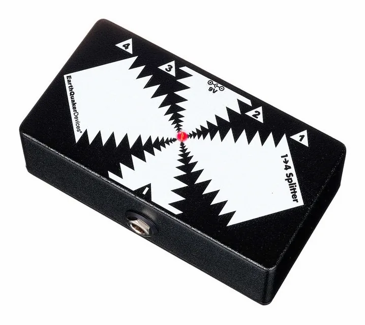 EarthQuaker Devices One to Four Splitter inquadrato di fronte su sfondo neutro