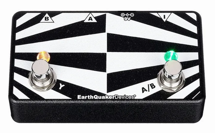 EarthQuaker Devices Passive ABY Box, footswitch in primo piano