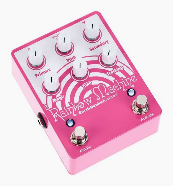 EarthQuaker Devices Rainbow Machine V2, footswitch in primo piano