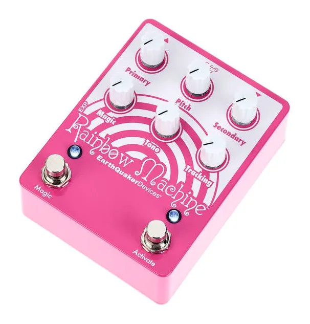 EarthQuaker Devices Rainbow Machine V2 inquadrato di fronte su sfondo neutro