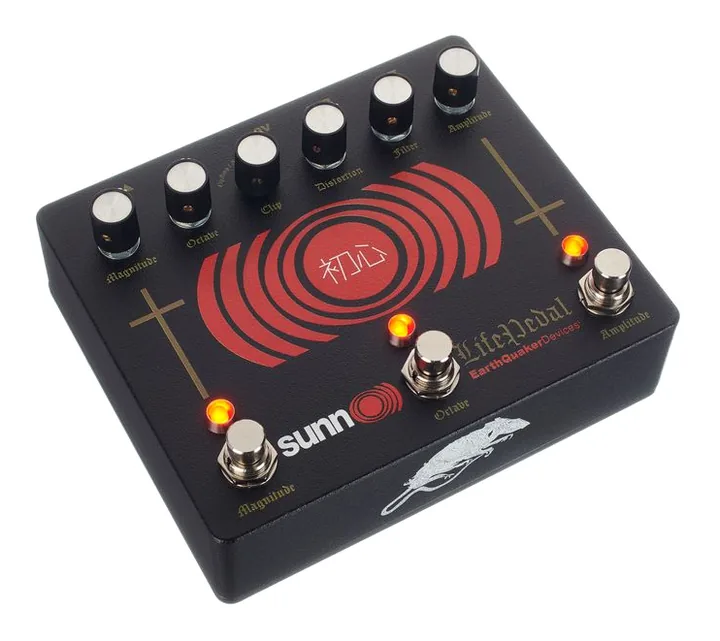 EarthQuaker Devices Sunn O))) Life Pedal V3, footswitch in primo piano