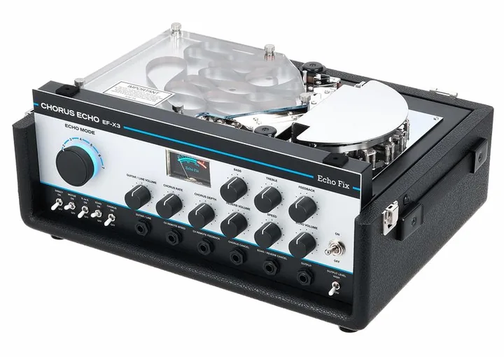 Echo Fix EF-X3 Chorus Echo Silver Tolex inquadrato di fronte su sfondo neutro