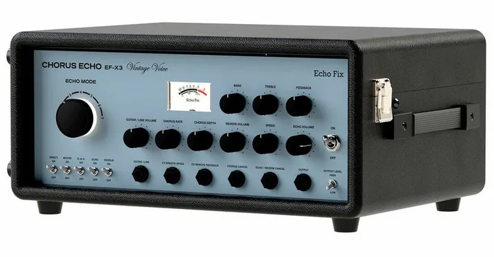 Echo Fix EF-X3 Vintage Voice Blue Tolex in primo piano frontale