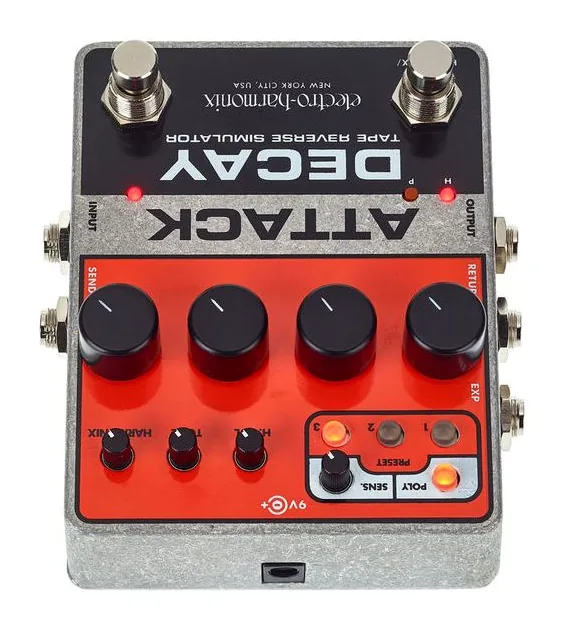 Electro Harmonix Attack Decay Tape Reverse Sim., footswitch in primo piano