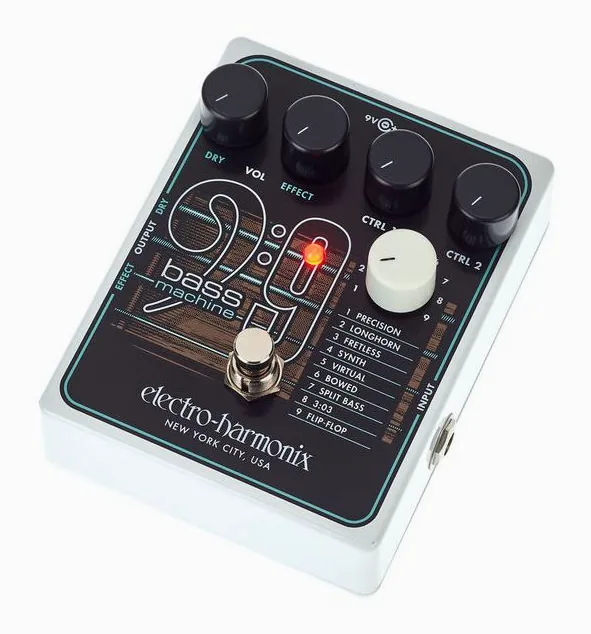 Electro Harmonix BASS9 Bass Machine, footswitch in primo piano