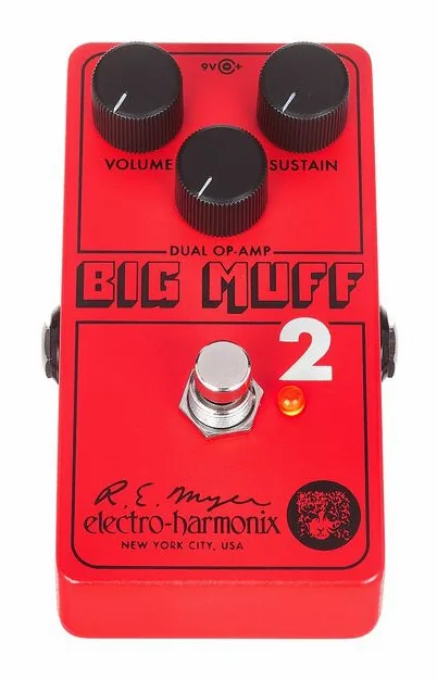 Electro Harmonix Big Muff PI 2 Fuzz, footswitch in primo piano