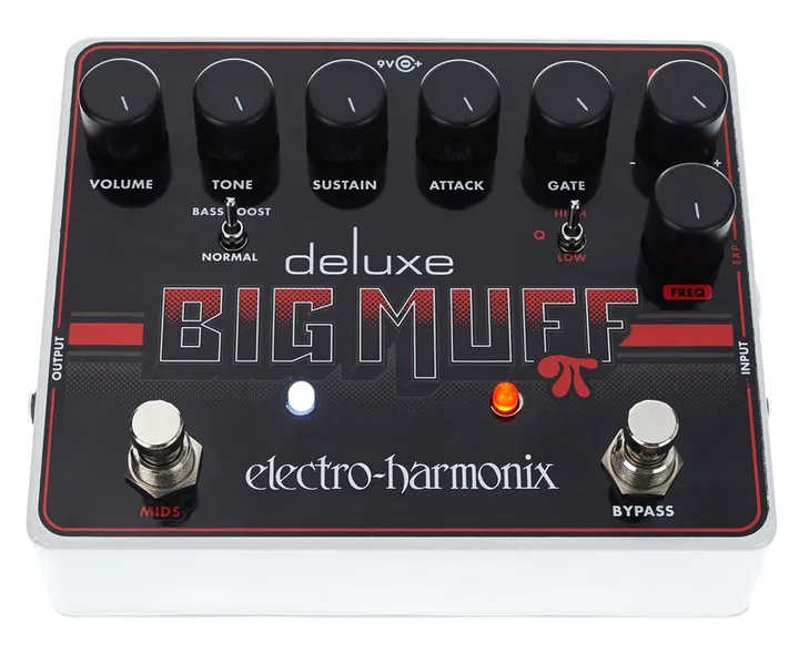 Electro Harmonix Deluxe Big Muff PI, footswitch in primo piano