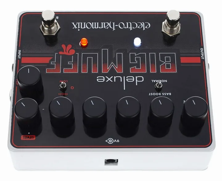 Electro Harmonix Deluxe Big Muff PI, footswitch in primo piano