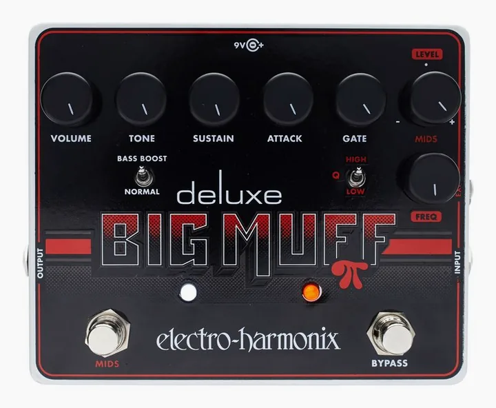 Electro Harmonix Deluxe Big Muff PI, footswitch in primo piano