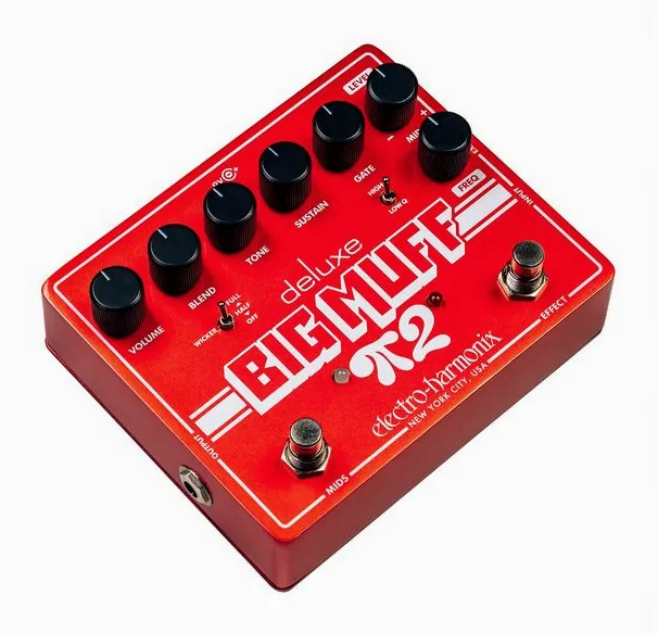 Electro Harmonix Deluxe Big Muff Pi 2 Fuzz, footswitch in primo piano