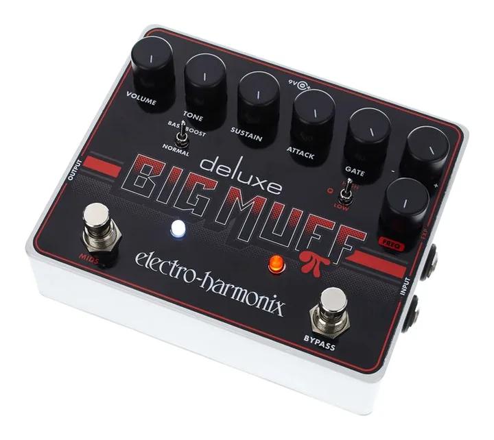 Electro Harmonix Deluxe Big Muff PI inquadrato di fronte su sfondo neutro
