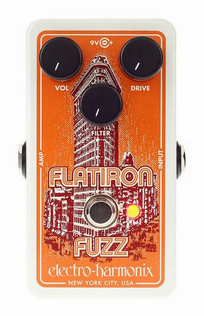 Electro Harmonix Flatiron Fuzz, footswitch in primo piano