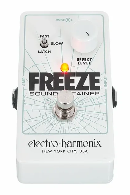 Electro Harmonix Freeze Sound Retainer, footswitch in primo piano