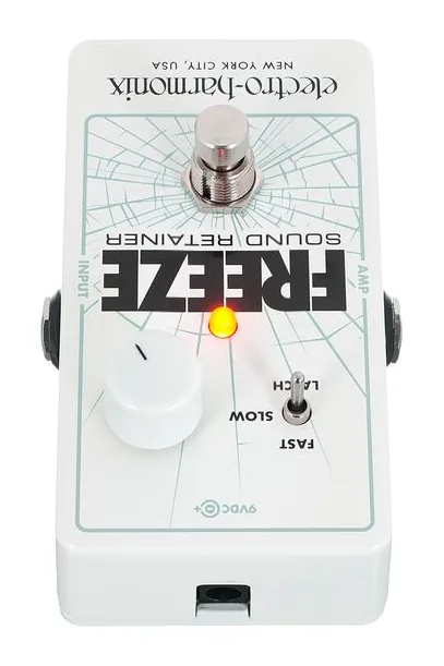 Electro Harmonix Freeze Sound Retainer, footswitch in primo piano