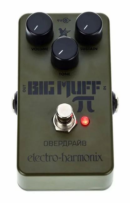 Electro Harmonix Green Russian Big Muff Fuzz, footswitch in primo piano