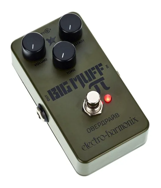 Electro Harmonix Green Russian Big Muff Fuzz, footswitch in primo piano