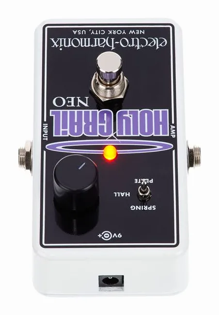 Electro Harmonix Holy Grail Neo, footswitch in primo piano
