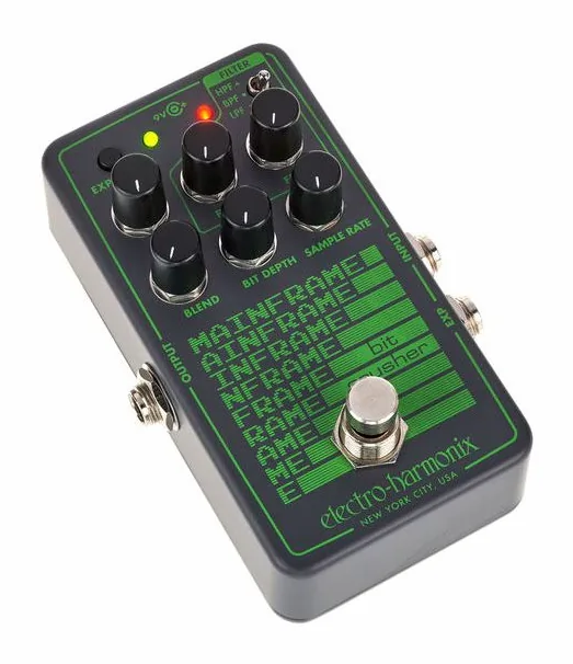 Electro Harmonix Mainframe Bit Crusher, footswitch in primo piano