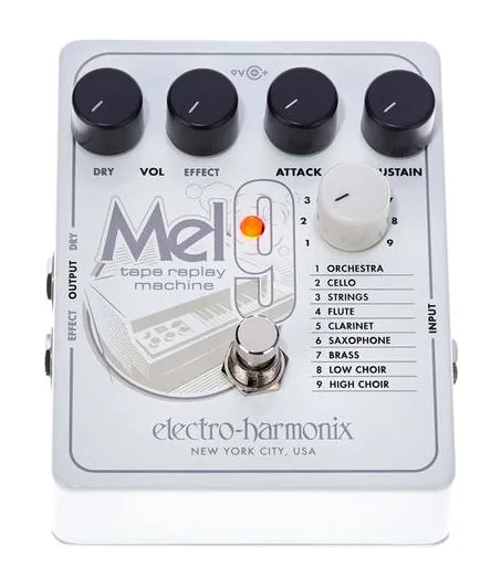 Electro Harmonix MEL9 Tape Replay Machine, footswitch in primo piano