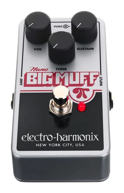 Electro Harmonix Nano Big Muff, footswitch in primo piano