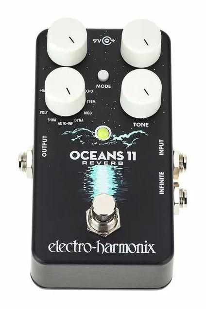 Electro Harmonix Oceans 11 Reverb, footswitch in primo piano