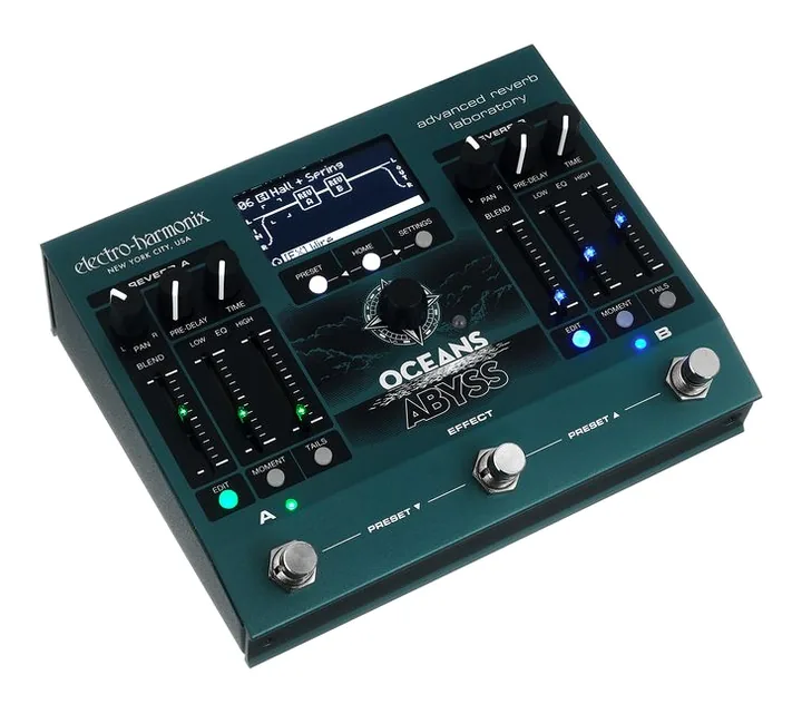 Electro Harmonix Oceans Abyss Reverb, footswitch in primo piano