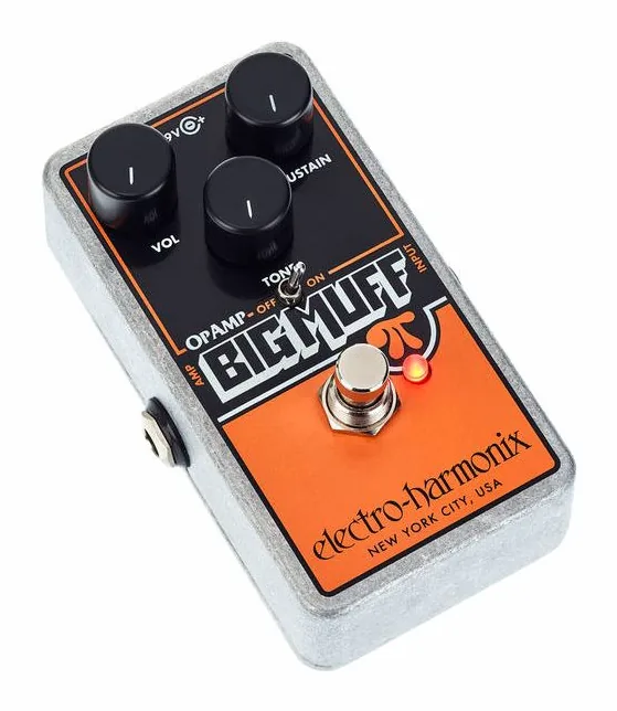 Electro Harmonix Op-Amp Big Muff Pi Fuzz, footswitch in primo piano