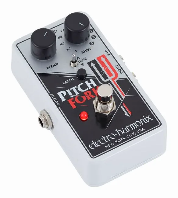 Electro Harmonix Pitch Fork Pitch Shifter, footswitch in primo piano