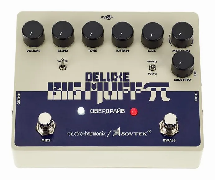 Electro Harmonix Sovtek Del. Big Muff Pi Fuzz, footswitch in primo piano