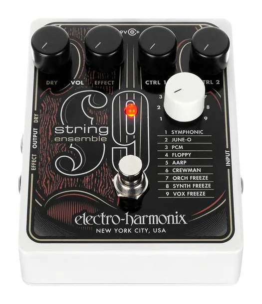 Electro Harmonix String9 String Ensemble, footswitch in primo piano